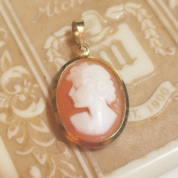 Vintage Jewelry - Hand Carved Shell VINTAGE Cameo Pendant